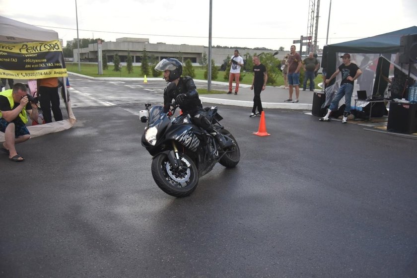Motorcycle drag racing