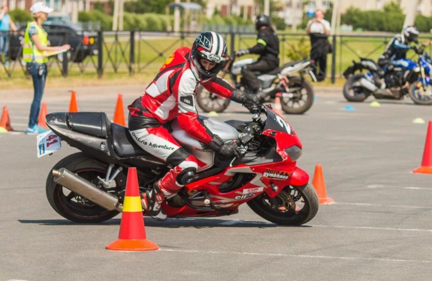 Фигурное вождение мотоцикла