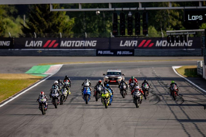 Старт мотогонки фото