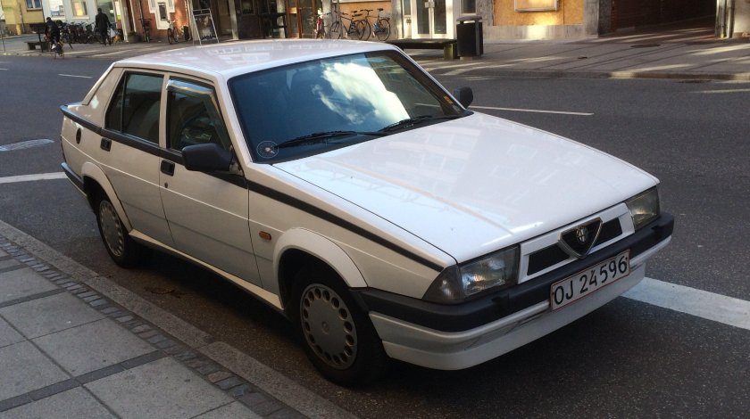 Альфа Ромео седан 1990