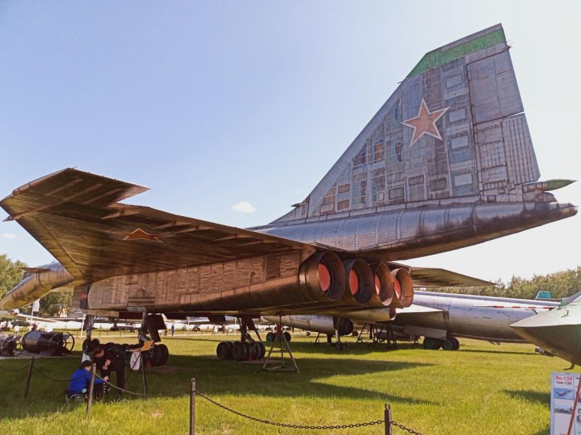 Самолет обгоняет самолет