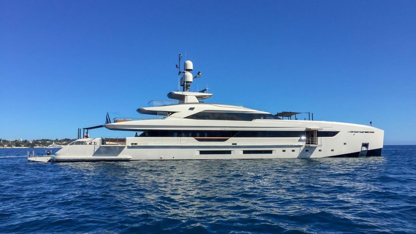 Мега яхта