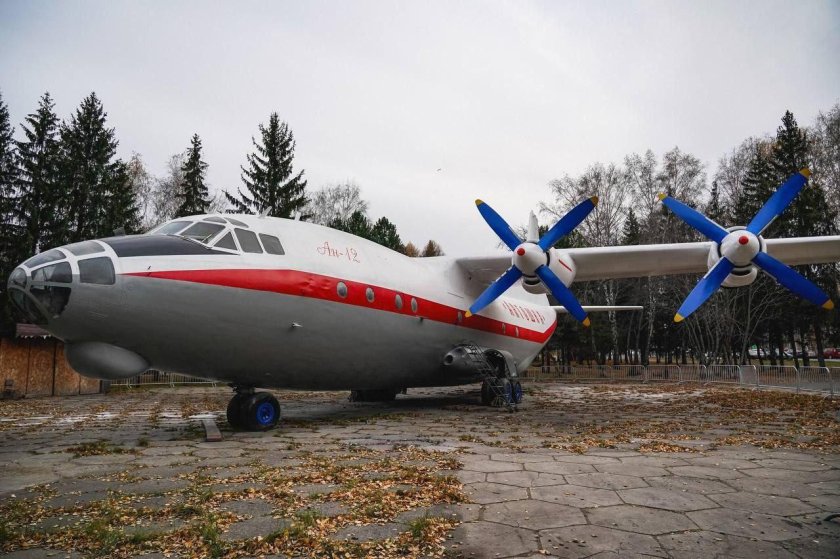 Самолет ан 12