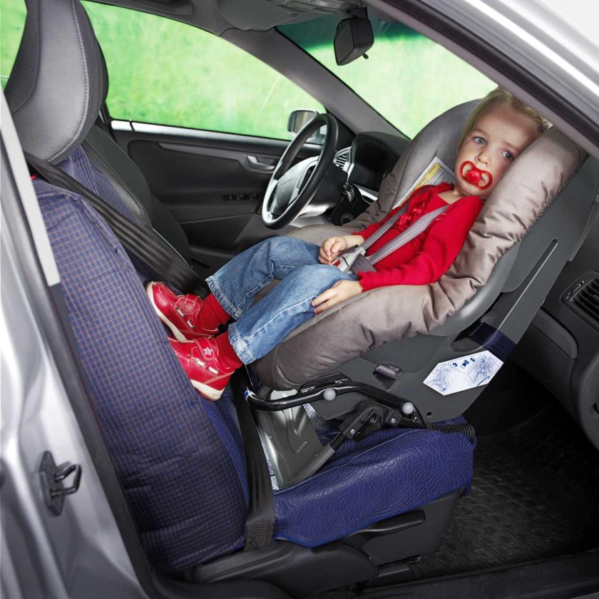 Детское кресло в машине