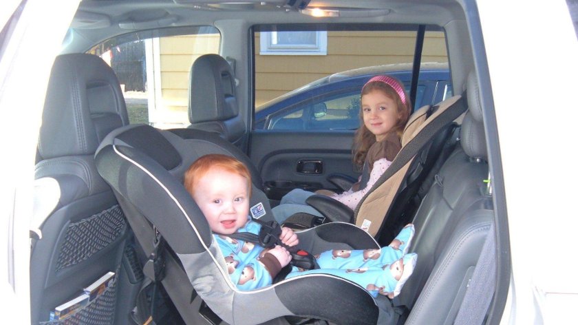 Автокресло в машине