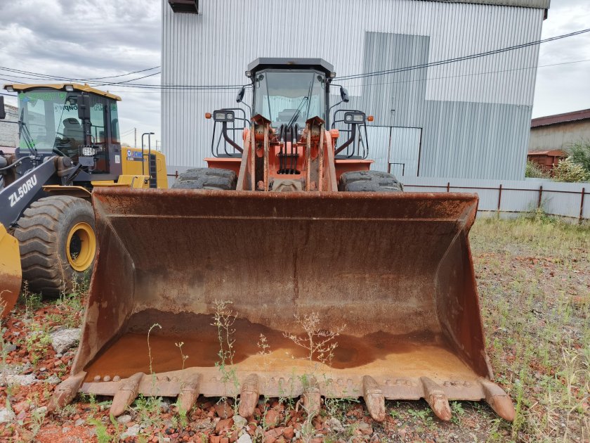 Хитачи 220 фронтальный погрузчик