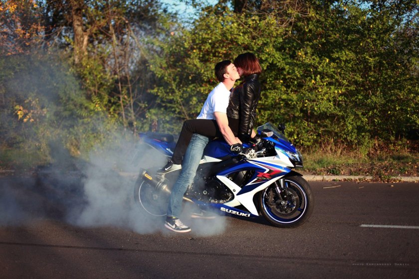 Парень с девушкой на мотоцикле