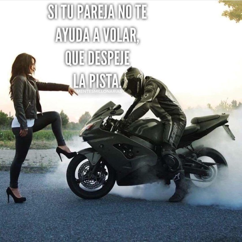 Парень с девушкой на байке