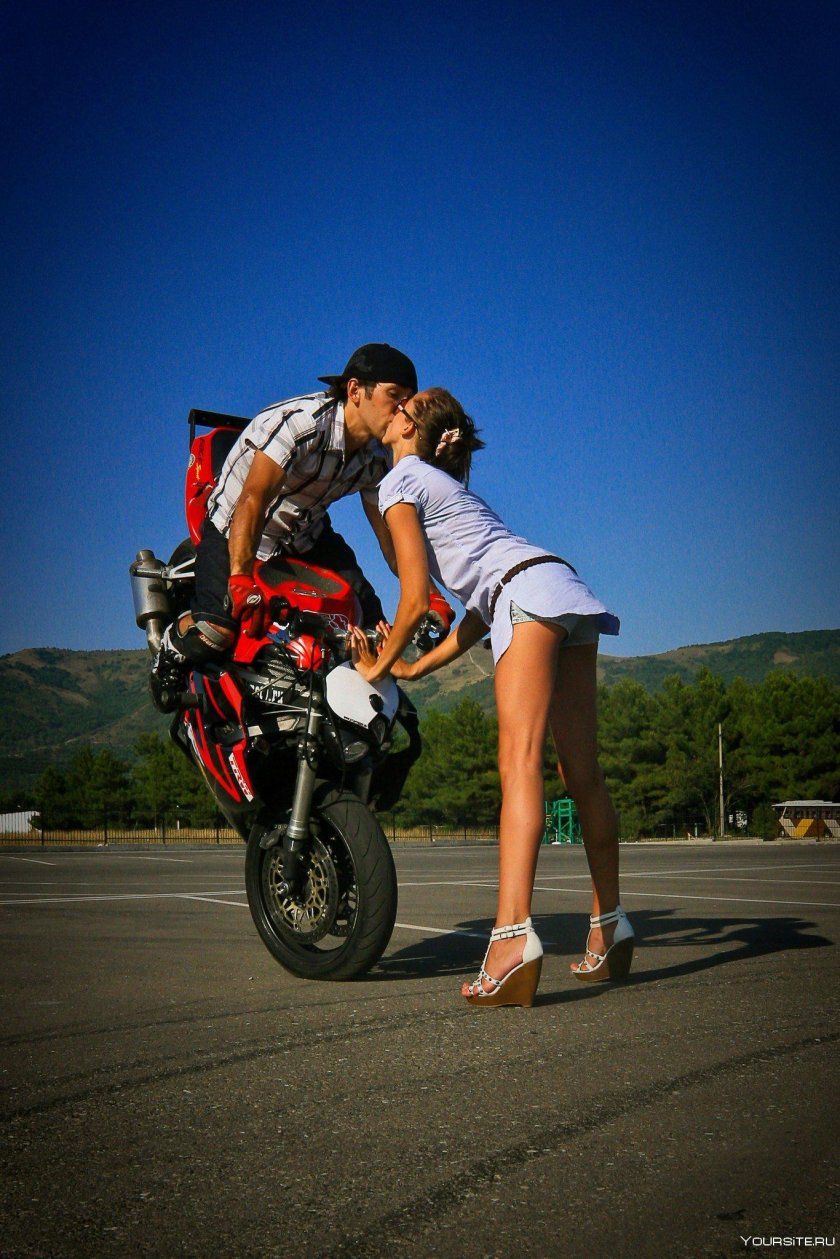 Парень с девушкой на байке