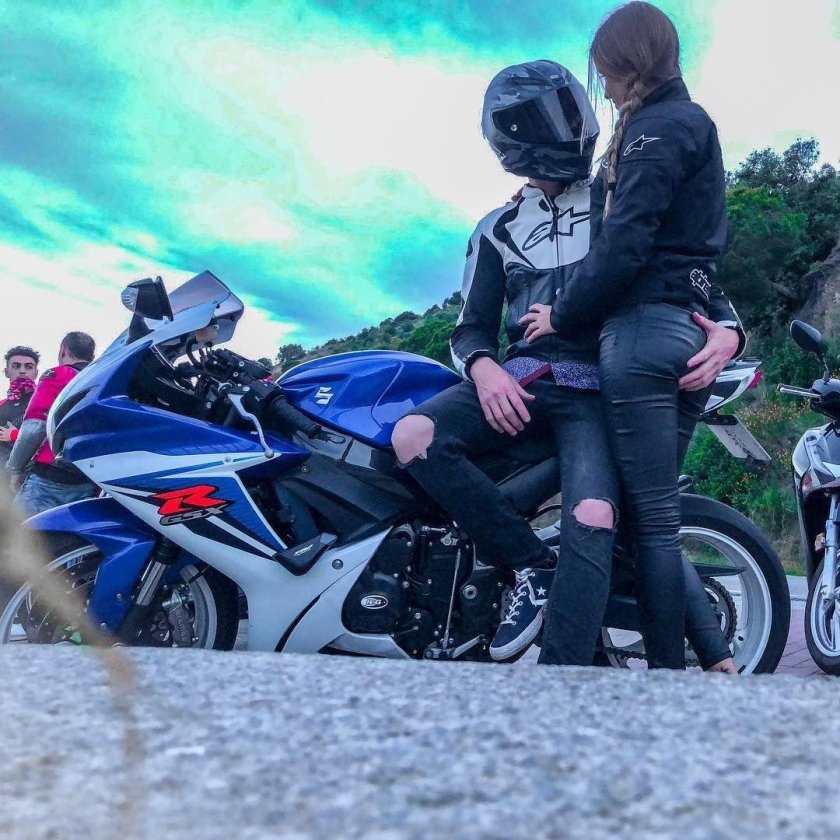 Пара на мотоцикле