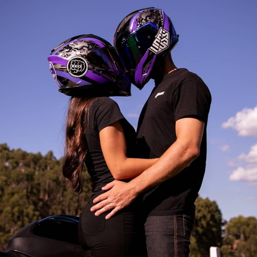 Парень с девушкой на мотоцикле