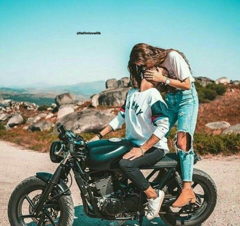 Парень с девушкой на мотоцикле