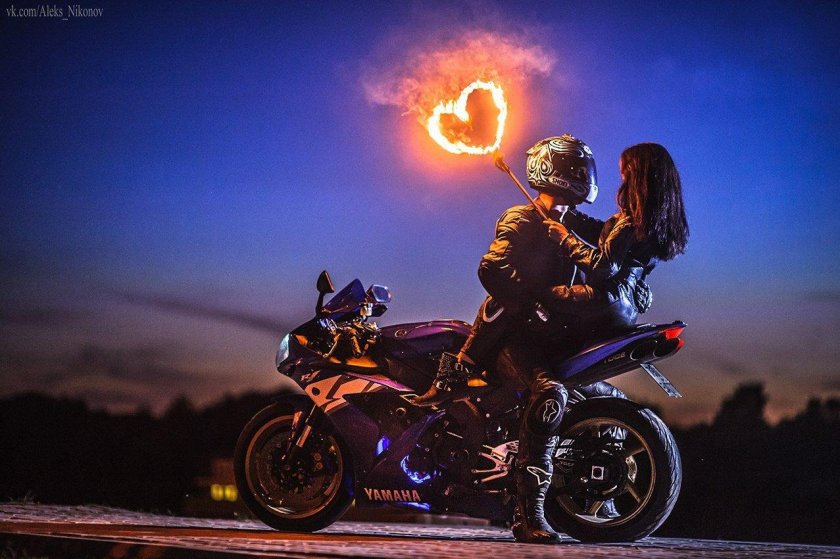 Парень и девушка на мотоцикле