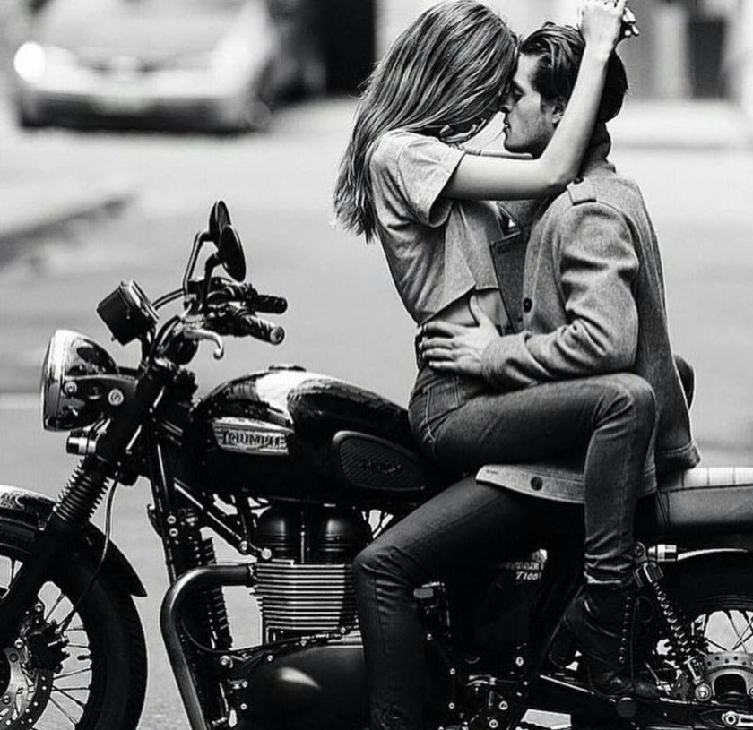 Парень с девушкой на мотоцикле