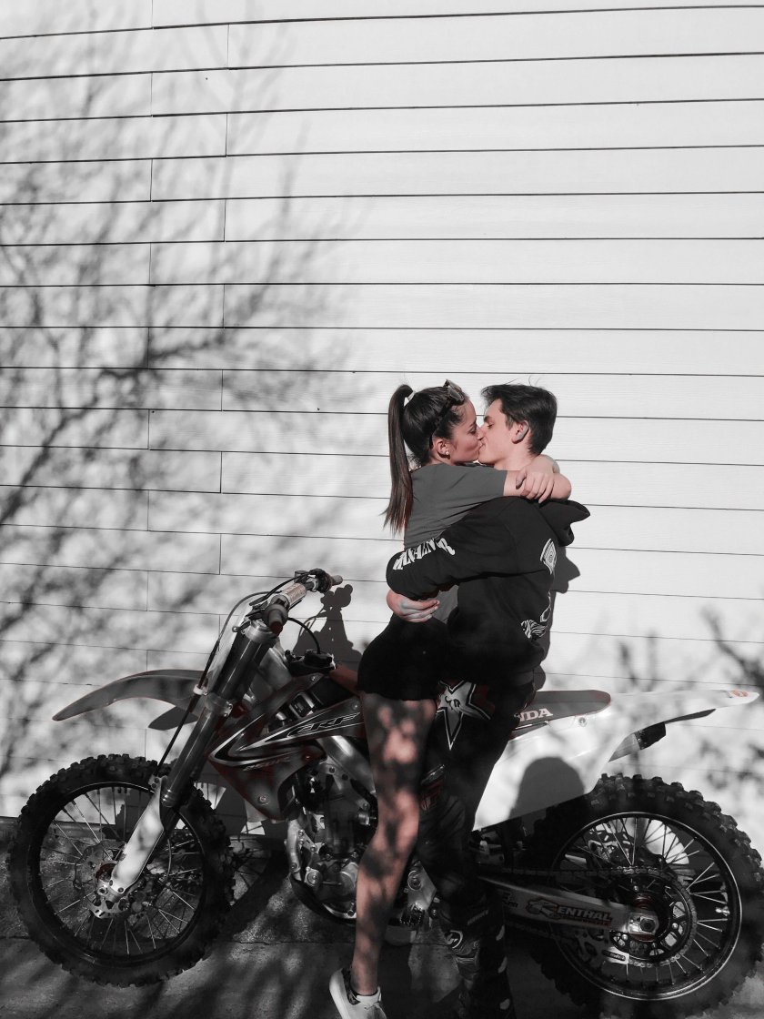 Пара на мотоцикле