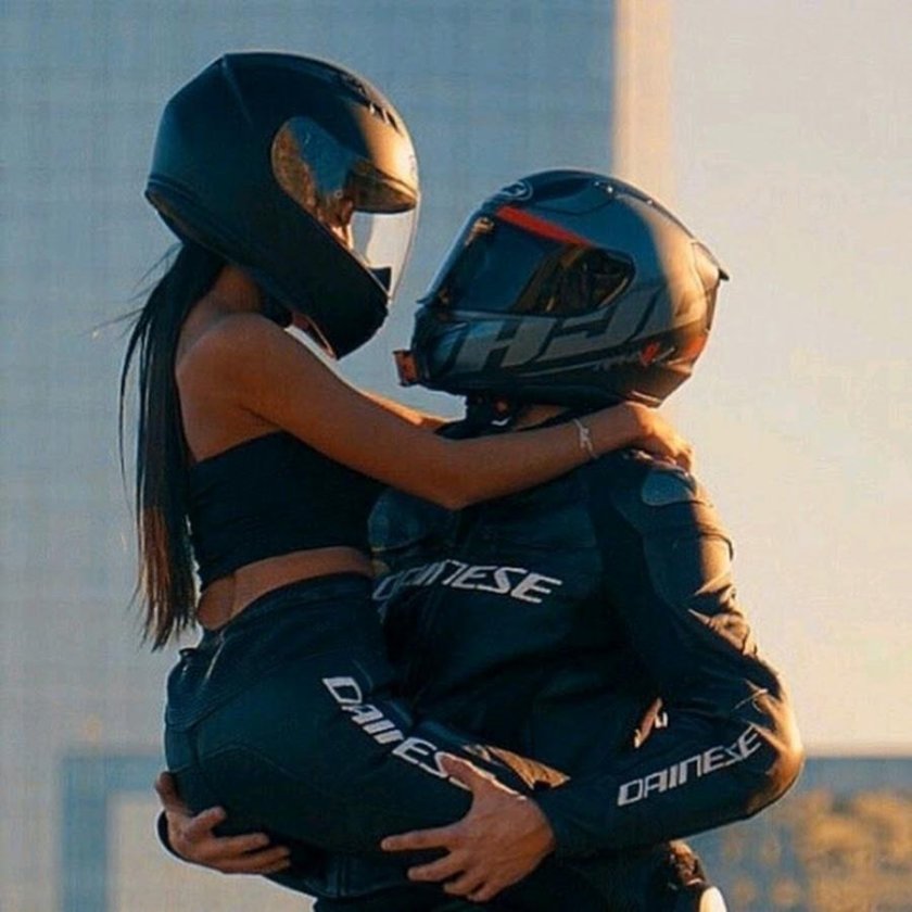 Парочка в шлемах