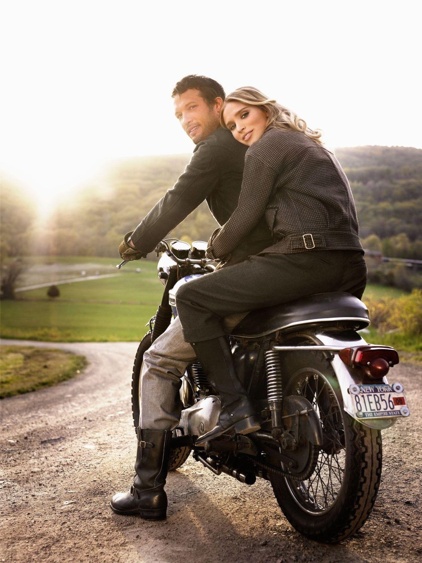 Парень с девушкой на мотоцикле