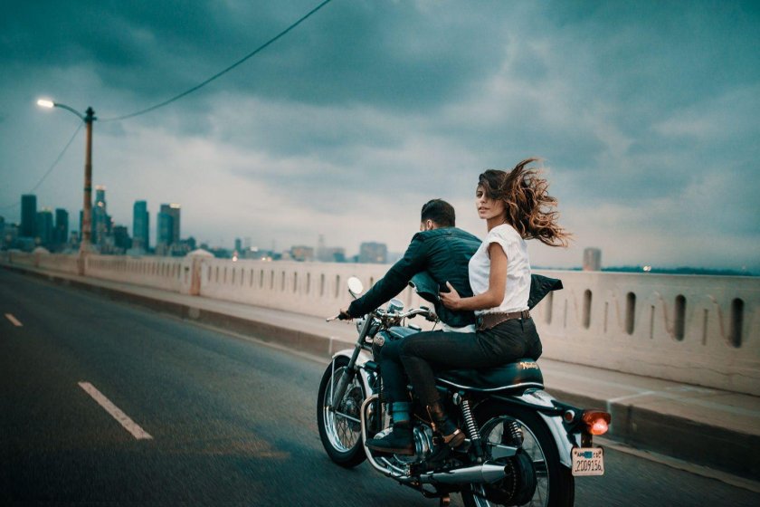 Парень с девушкой на мотоцикле