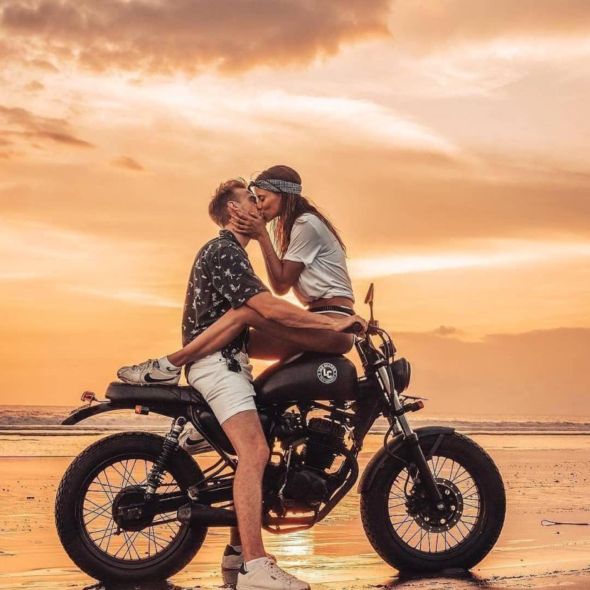Пара на мотоцикле