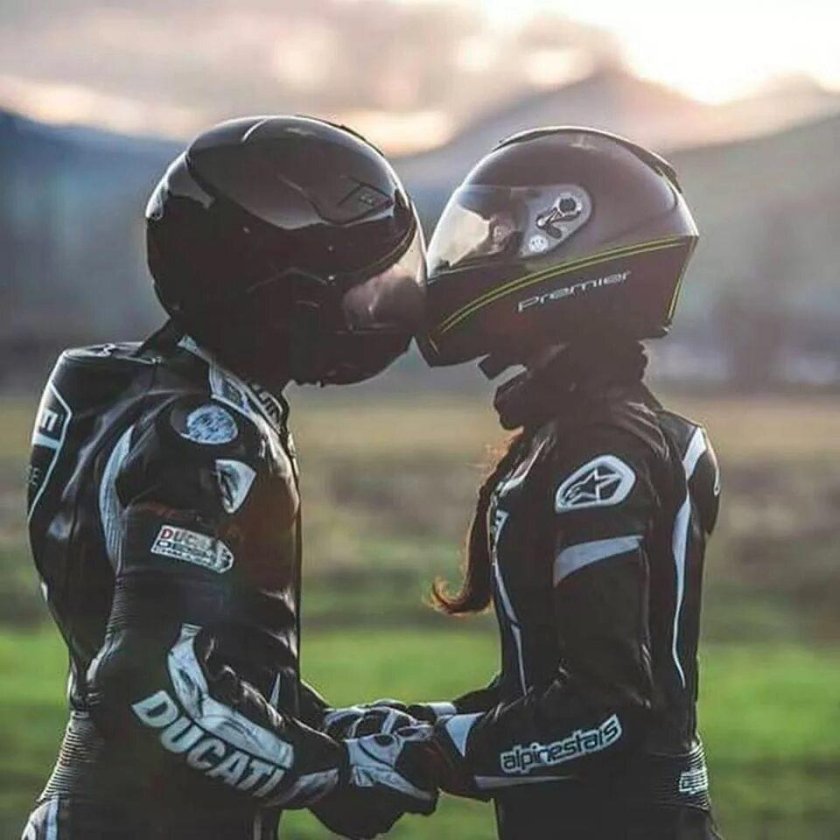 Пары в шлемах