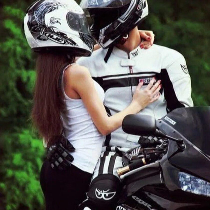 Мотоциклист с девушкой