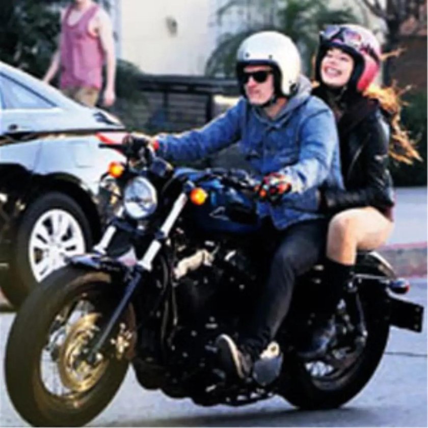 Парень и девушка мотоцикл Харлей Дэвидсон