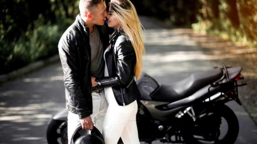 Пара на мотоцикле