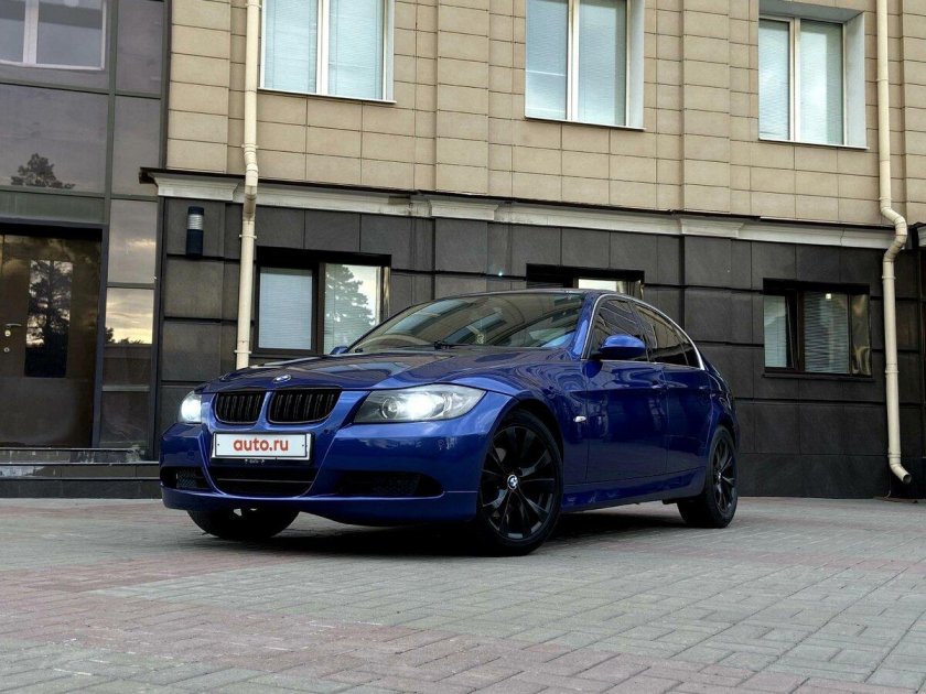 Синяя БМВ номера 500 05