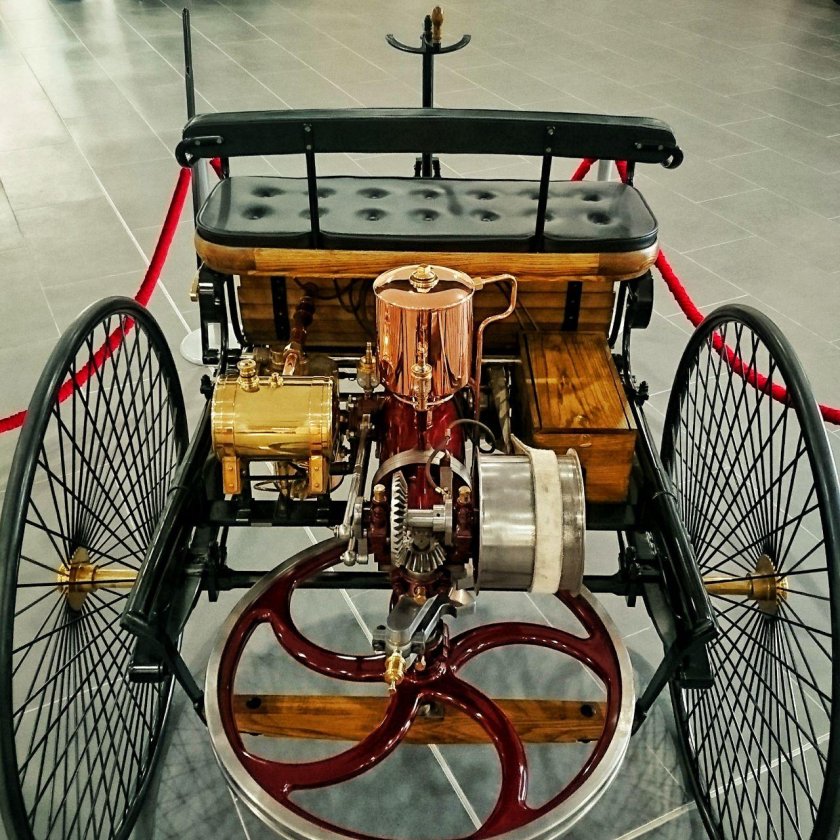 Первый автомобиль 1885 Карл Бенц