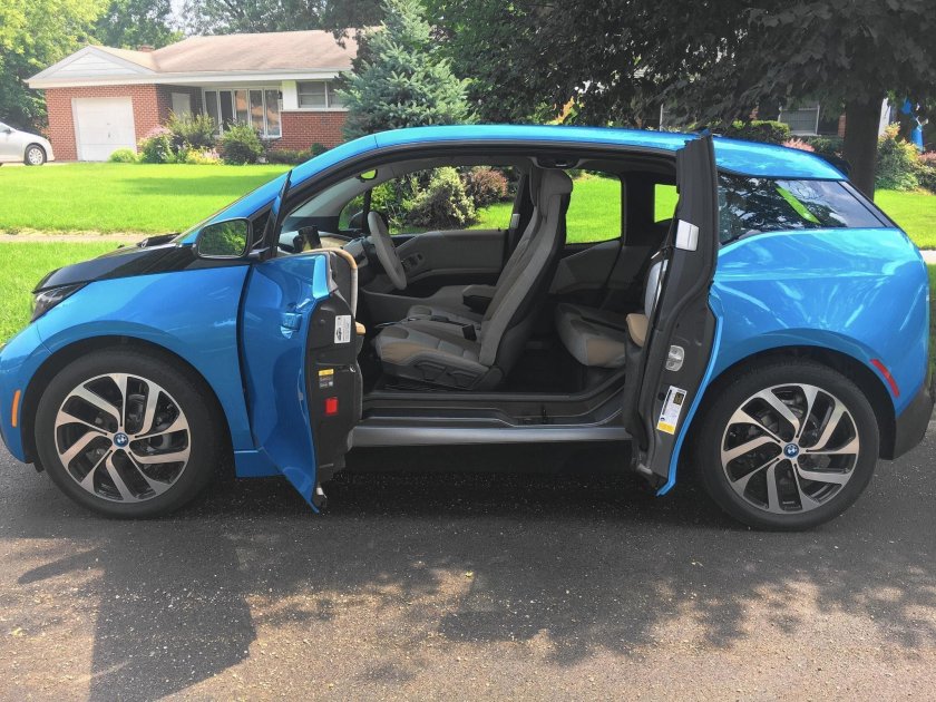 Электроавтомобиль БМВ i3