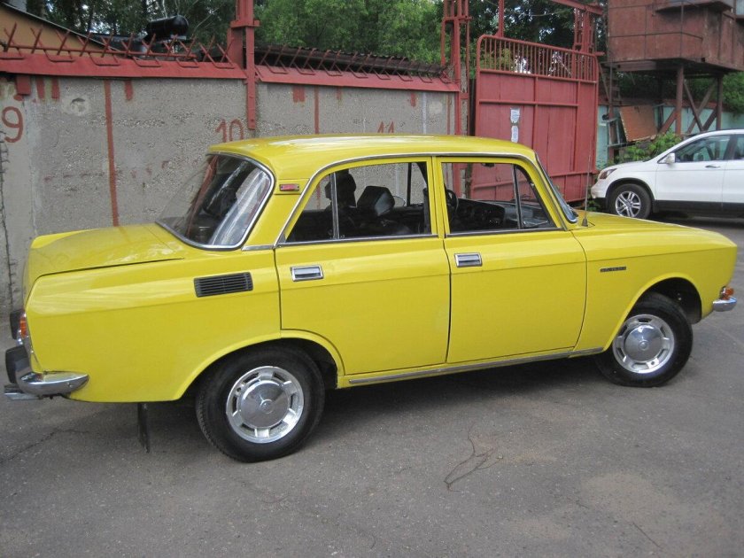 АЗЛК-2140 Москвич желтый