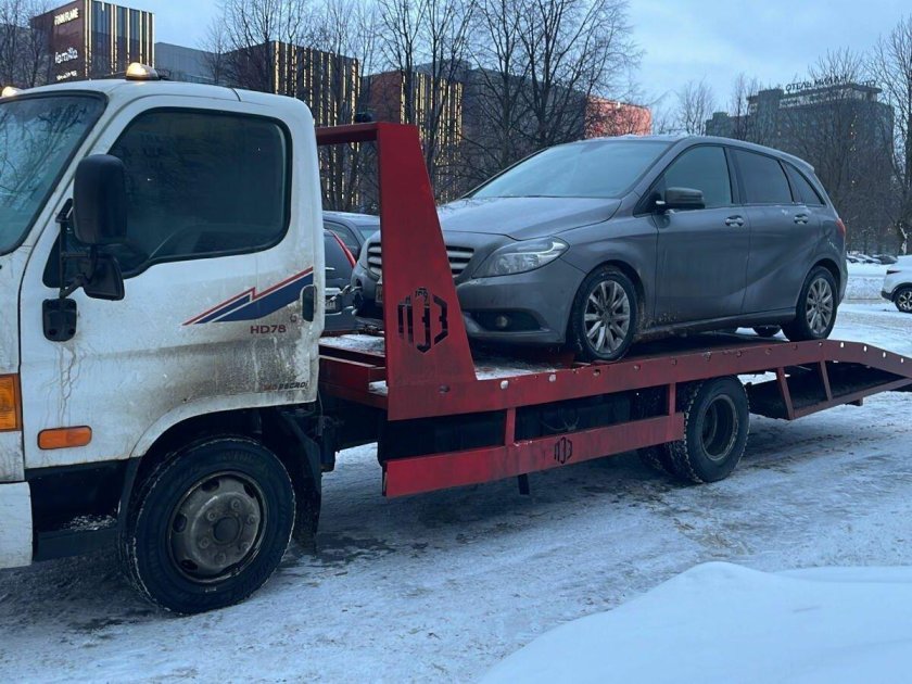 Эвакуатор белый