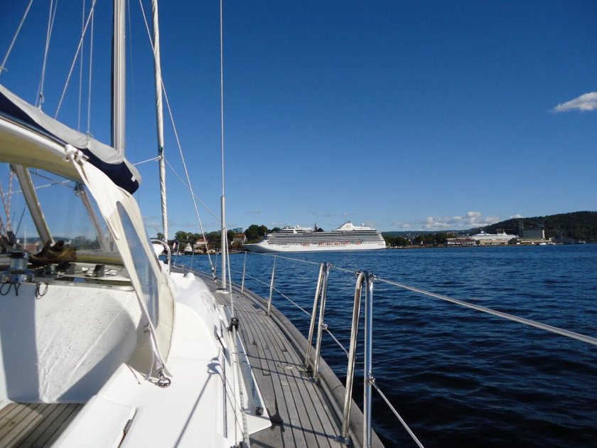 Яхта на море