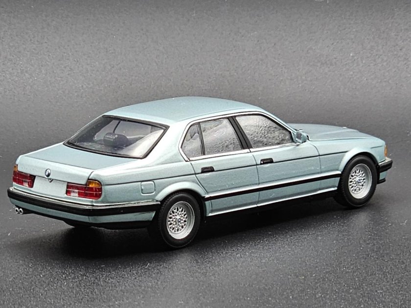 Bmw e32 minichamps 1 43