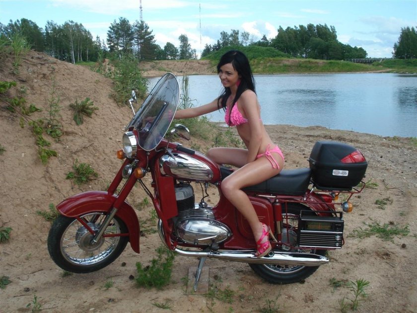 Мотоцикл Ява 634 350 и девушка