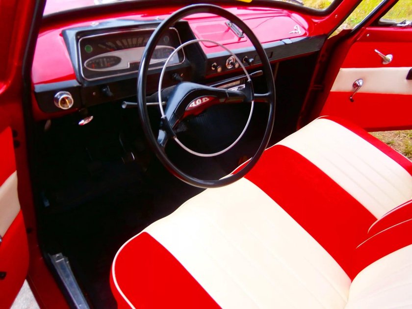 Москвич 412 красный салон