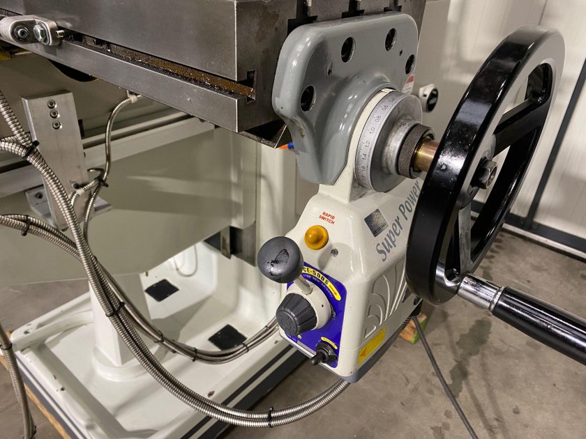 Универсально фрезерный станок