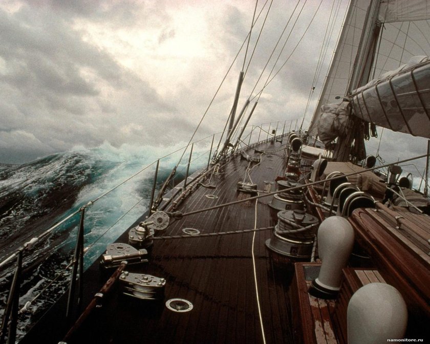 Корабль в шторм