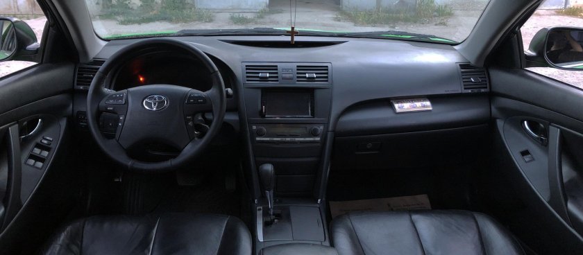 Тойота Камри 40 черный салон