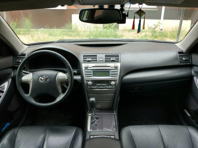 Тойота Камри 40 черный салон