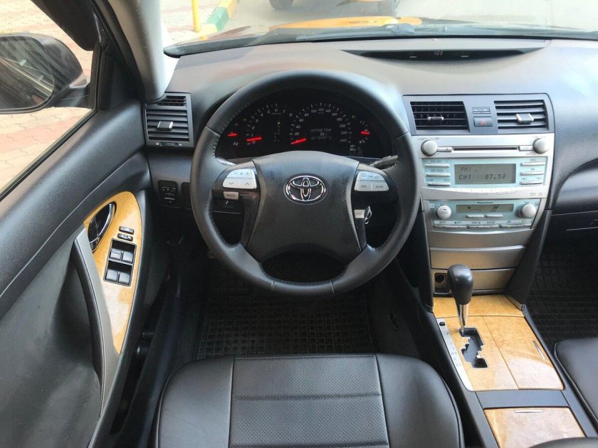 Тойота Камри 40 черный салон