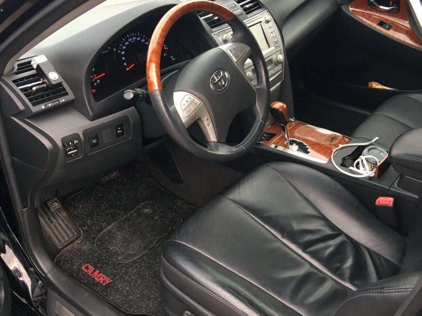 Тойота Камри 40 черный салон