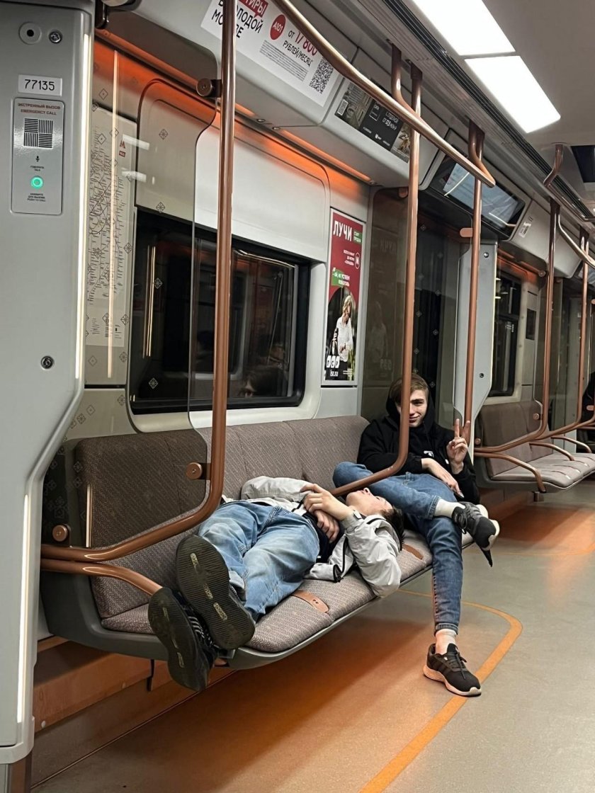 Люди в метро