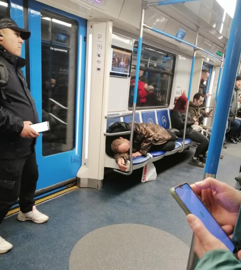 Люди в метро