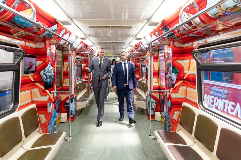 Поезд метро