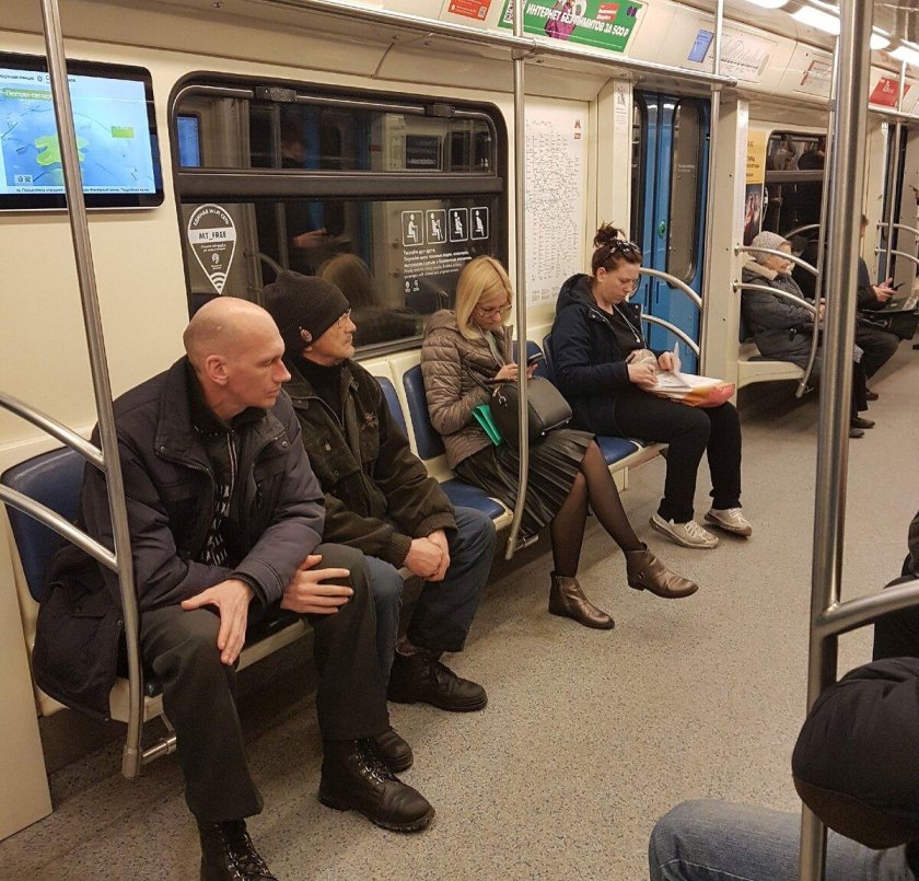 Люди в вагоне метро