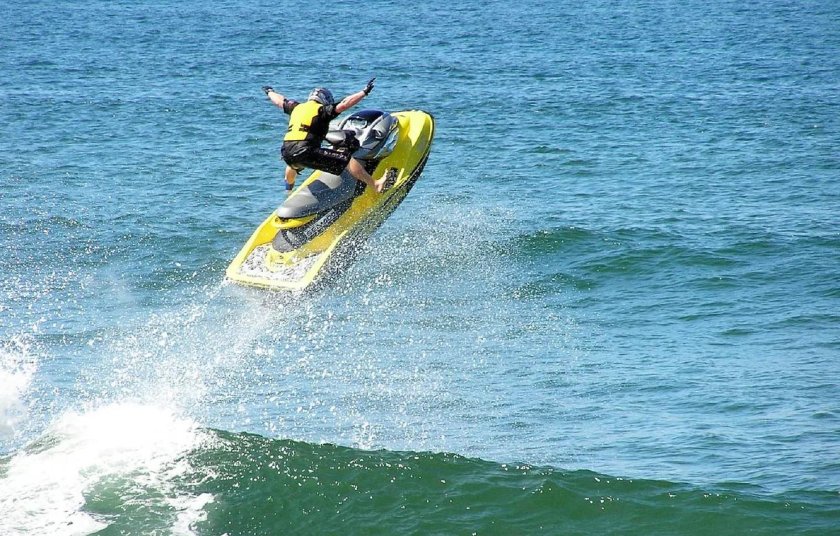 Кайтсёрфинг за гидроциклом