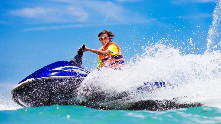 Катание на гидроцикле на море