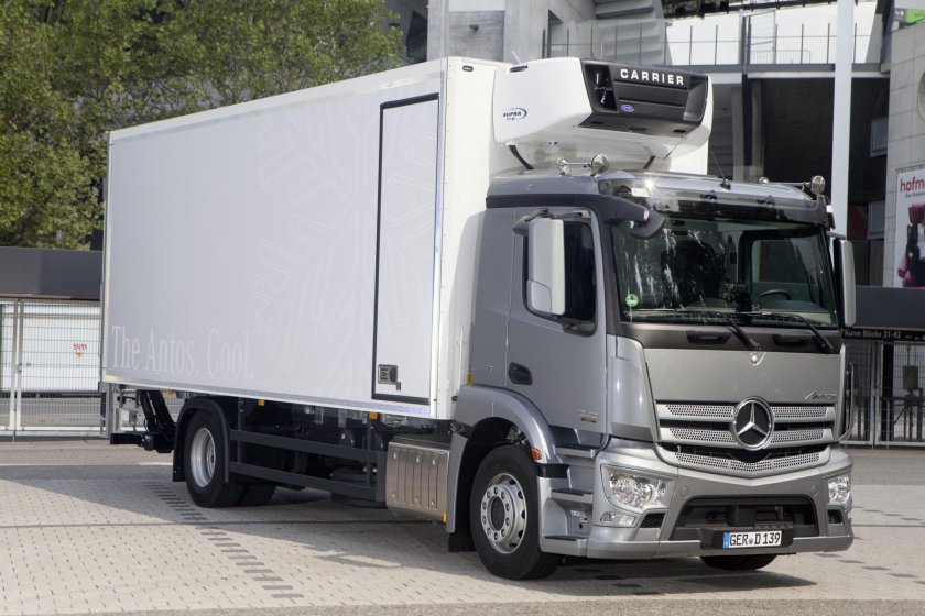 Грузовик Mercedes-Benz Antos 3340;