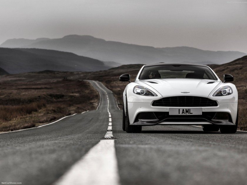Aston Martin Vanquish белая